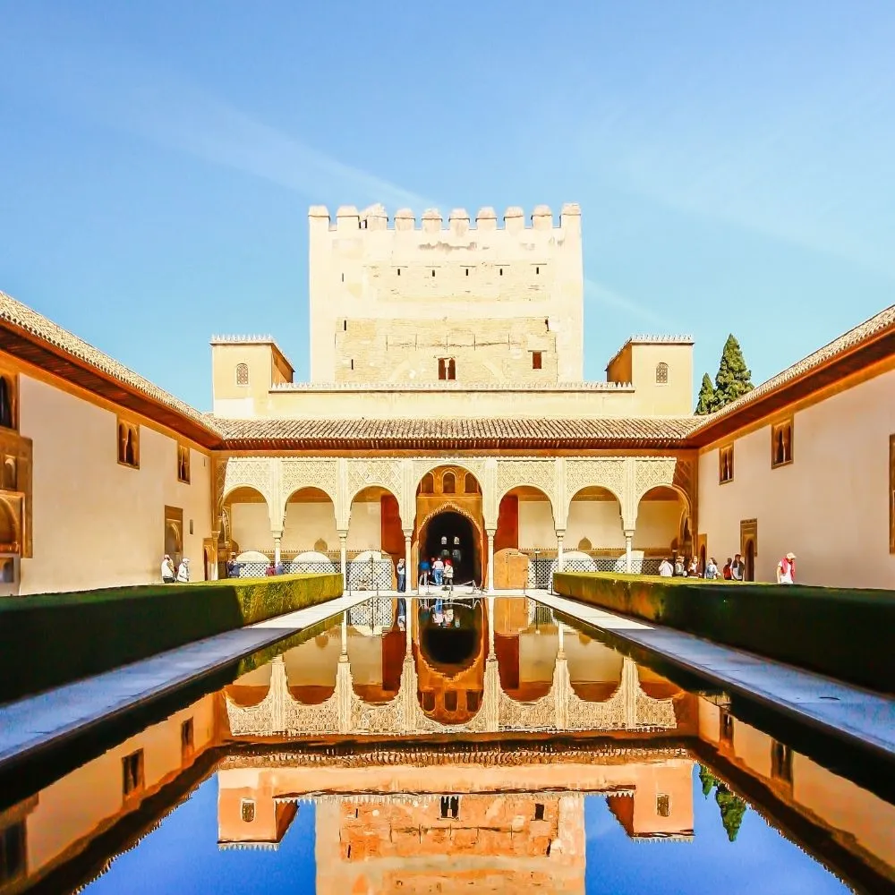 Alhambra Sarayında yansıma
